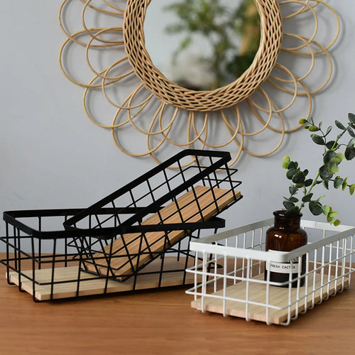 panier de rangement suspendu en métal et bois pour cosmétiques - vue 2 sur 7