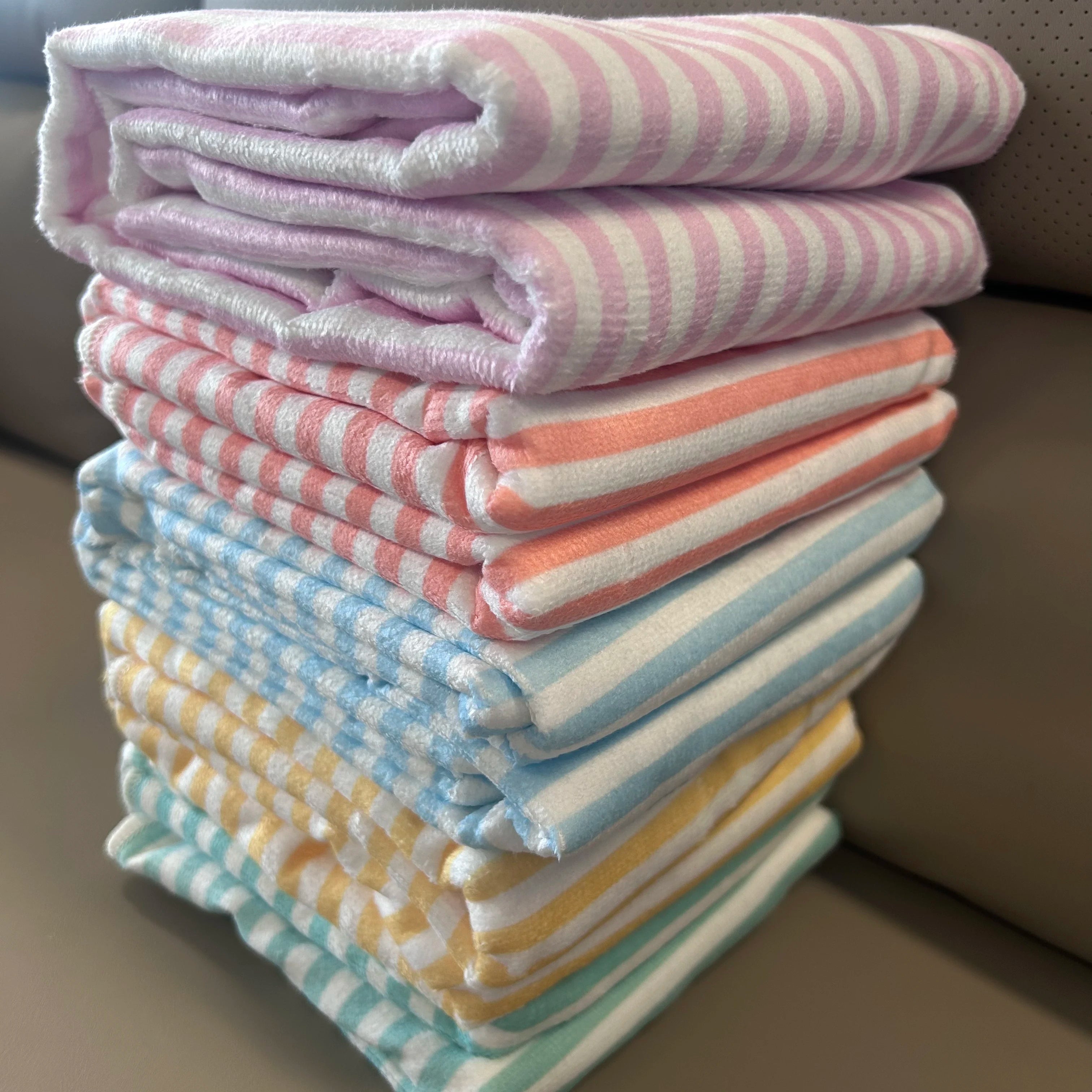 serviette de plage personnalisée rayures style preppy monogramme - vue 5 sur 6