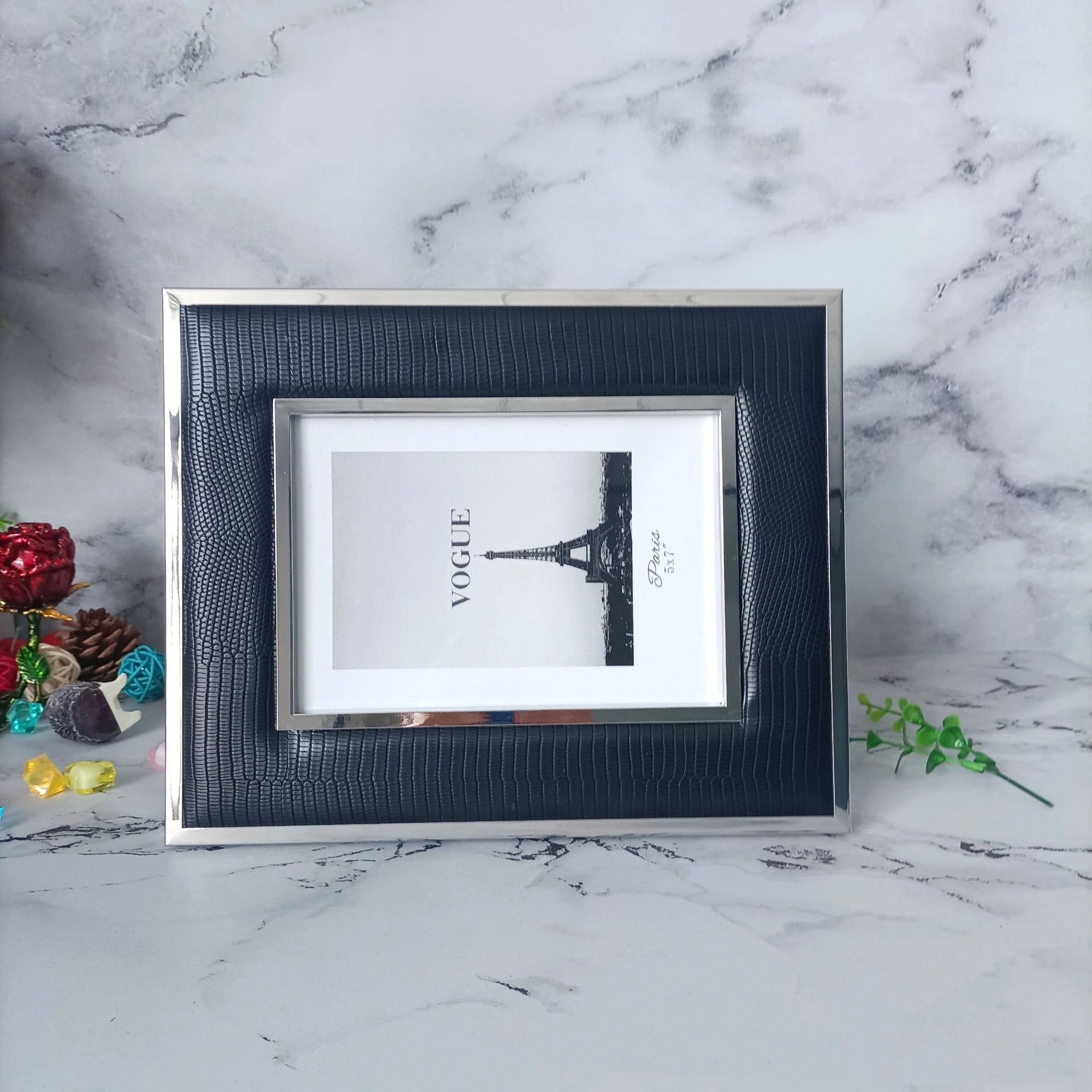 European Decorative Photo Frame, Black and White Leather Metal, Modern and Simple, 6/7 in - vue 4 sur 5
