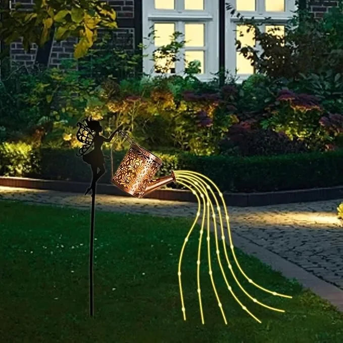 décoration de jardin fées avec arrosoir et lanternes solaires