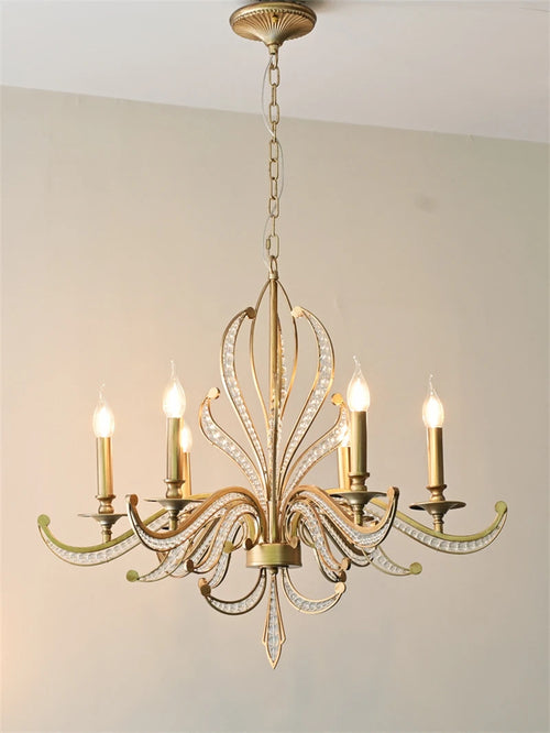 lustre en métal doré antique avec décoration en cristal