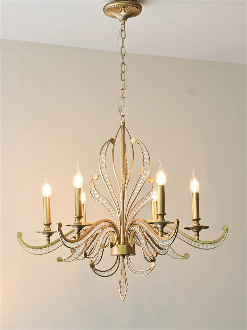lustre en métal doré antique avec décoration en cristal