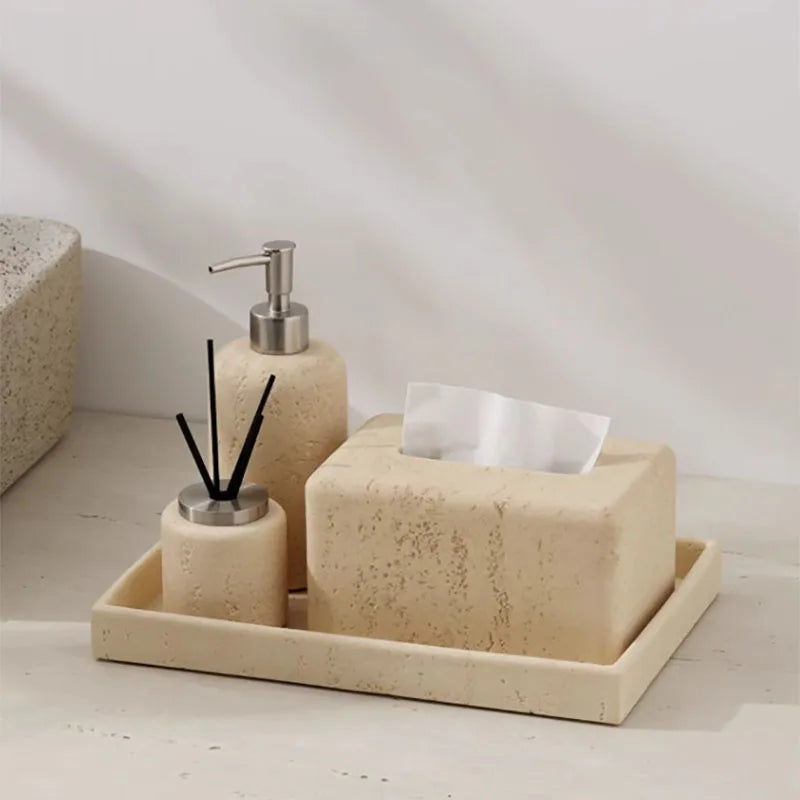 bouteille de désinfectant et accessoires de salle de bain luxe - vue 3 sur 19