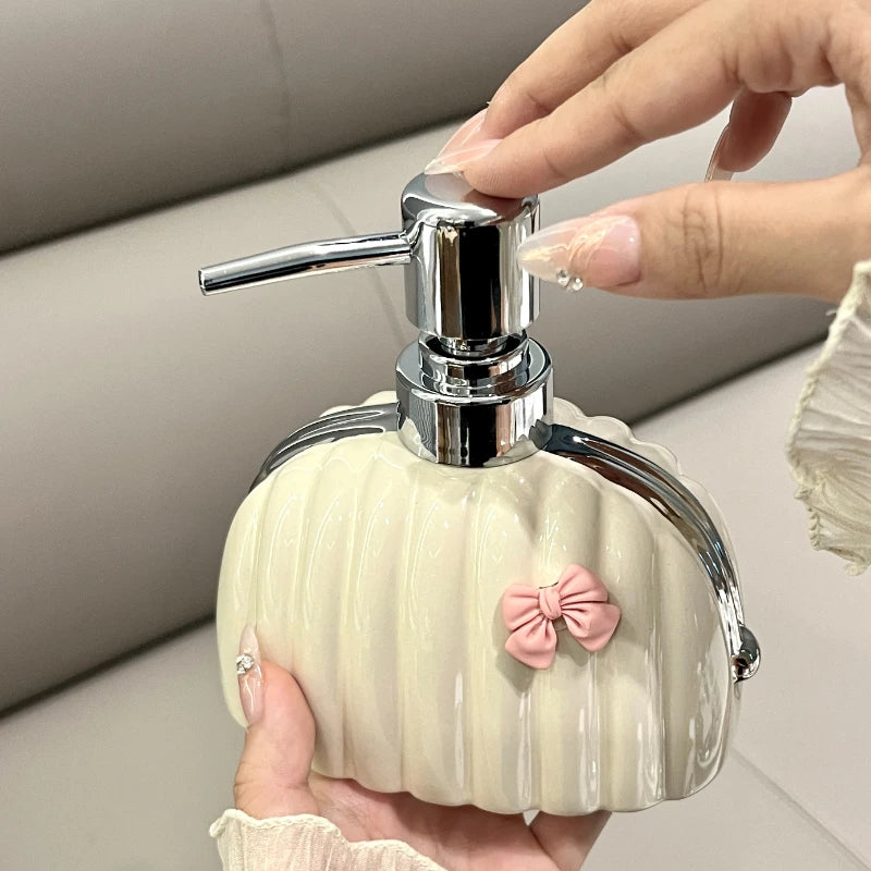 Nordic Ceramic Emulsion Bottle, Elegant Bag-Shaped Shampoo Dispenser, Exquisite Soap Bottle, Bathroom Accessories - vue 3 sur 9