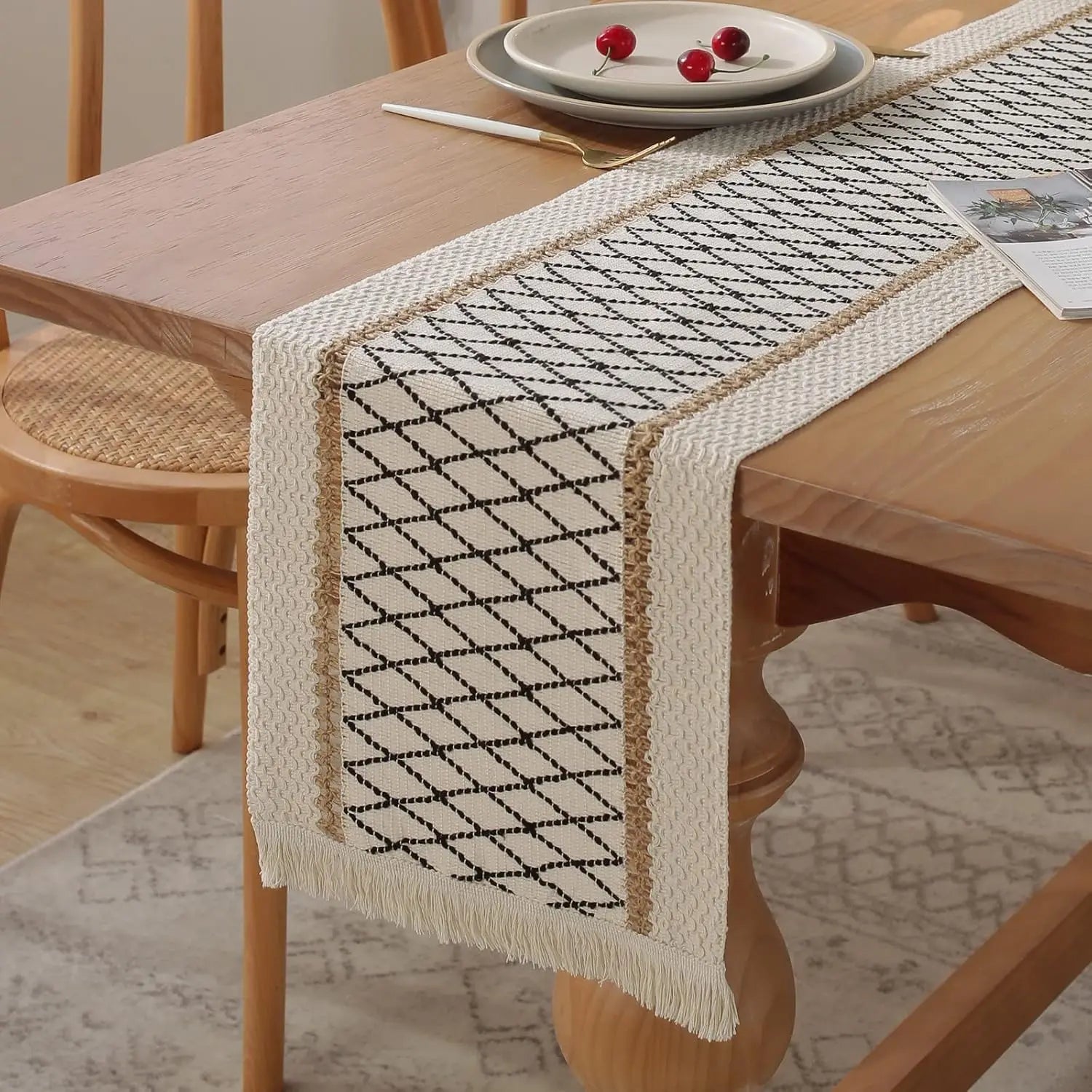 Chemin de table bohème beige motif géométrique pompons - vue 3 sur 7