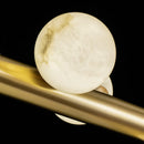 barre avec boule suspension table ronde en marbre éclairage salon de thé