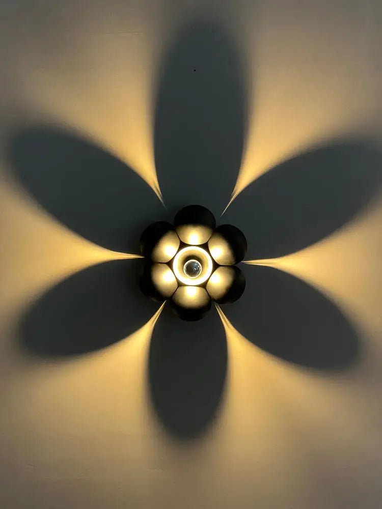 Minimalist flower shaped wall light for a soft atmosphere - vue 6 sur 8