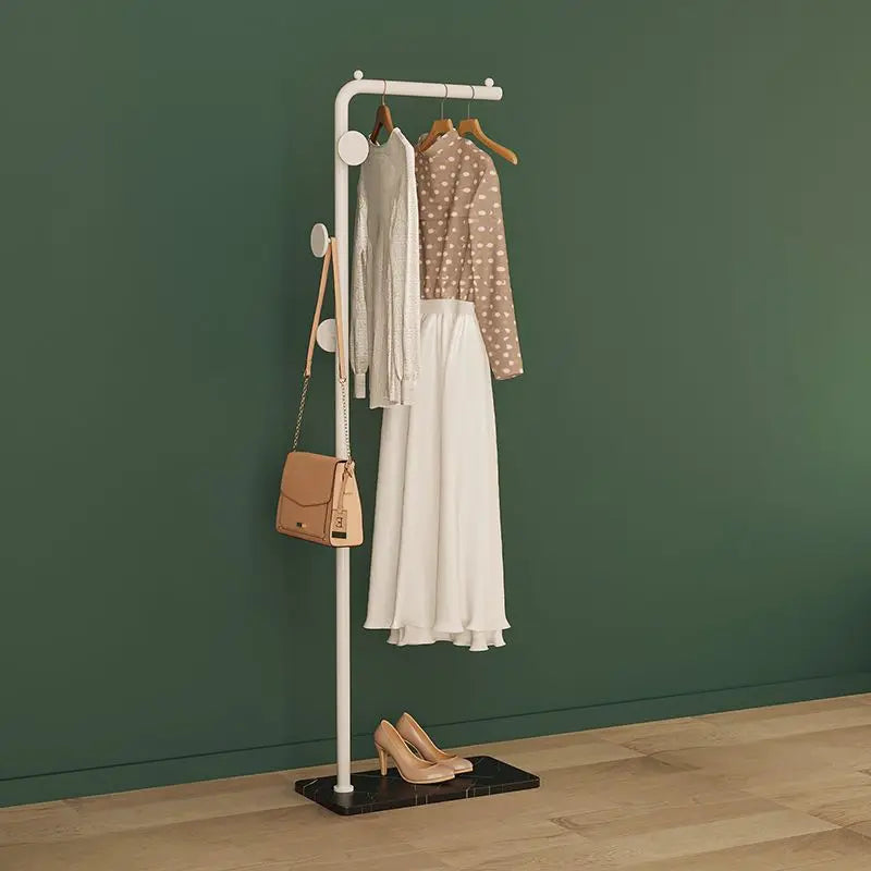 porte-vêtements minimaliste gain de place support moderne pour vêtements