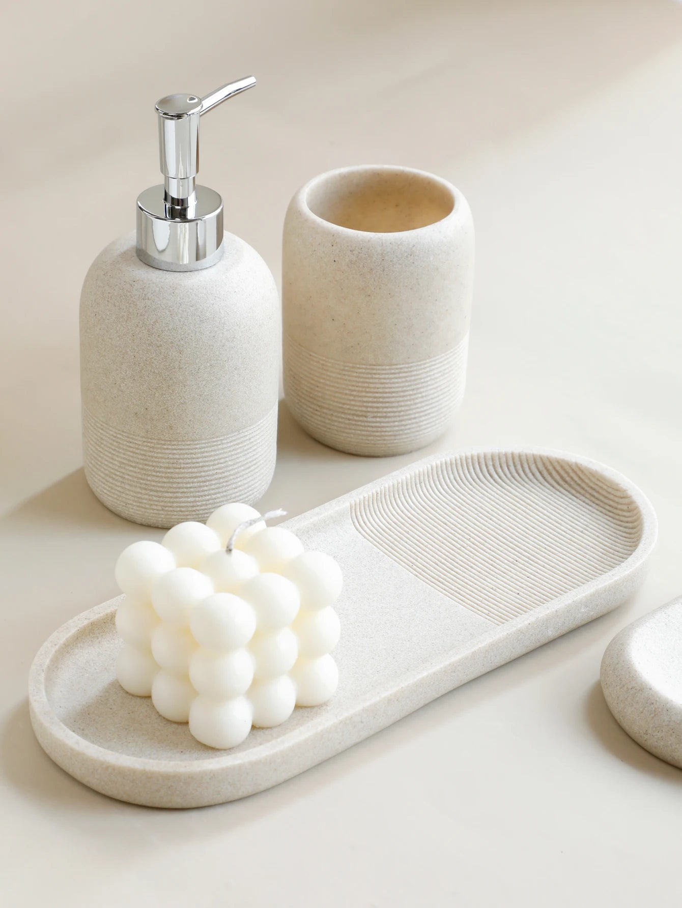 ensemble daccessoires de salle de bain cinq pièces moderne et élégant - vue 3 sur 8