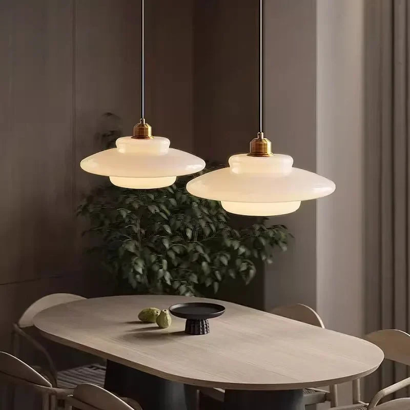 suspension décorative en verre de lait style nordique moderne - vue 4 sur 9
