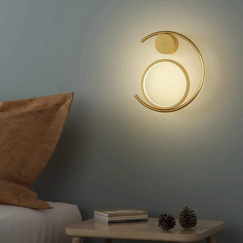 applique murale moderne en métal doré pour atmosphère minimaliste