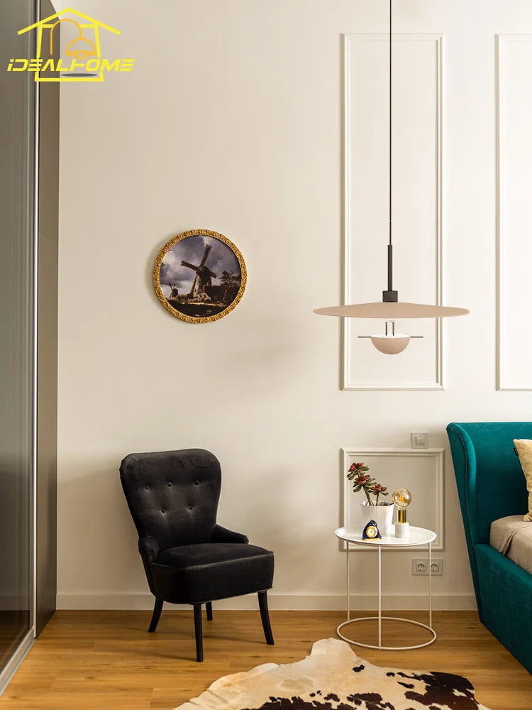 Minimalist flying saucer design decorative pendant light for various spaces - vue 3 sur 7
