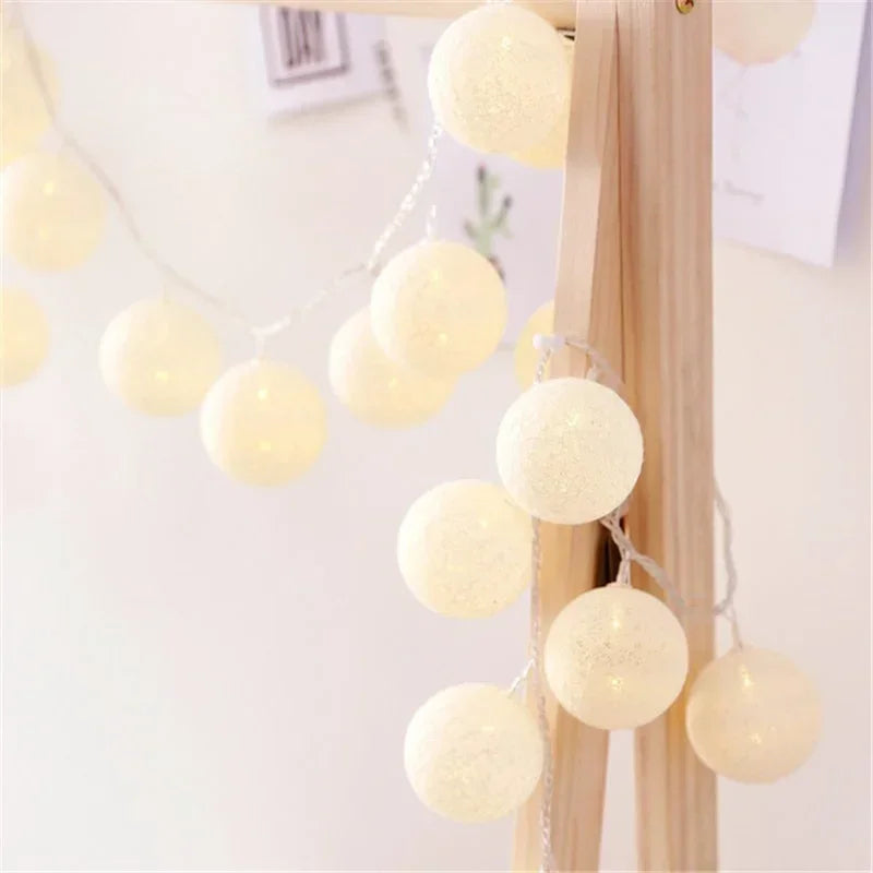 guirlande lumineuse led en boules de coton pour décorations festives - vue 4 sur 16