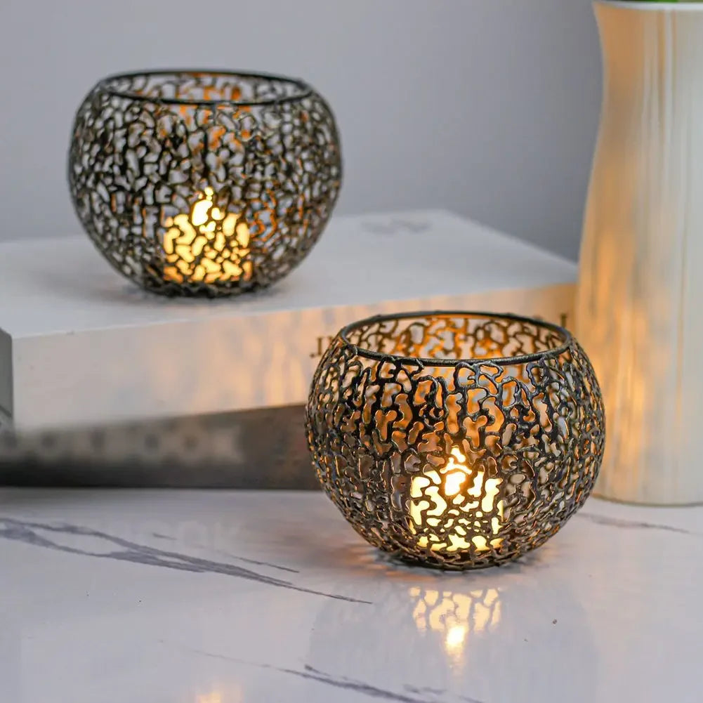 bougeoirs en métal doré au design complexe pour décoration élégante - vue 4 sur 11