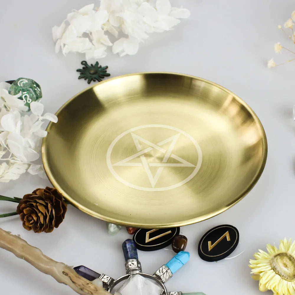 plateau rituel païen en pierre avec pentagramme et accessoires décoratifs