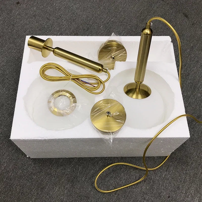 suspension moderne avec abat-jour en boule de verre doré