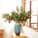 décoration de jardin avec grenades artificielles et plantes vertes