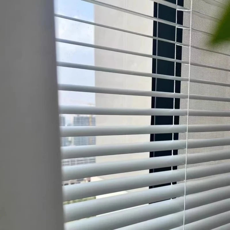 Store vénitien aluminium 25mm sur mesure commande manuelle