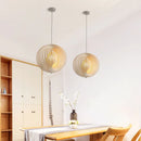 lustre nordique en bois pour bar restaurant cuisine créative éclairage intérieur