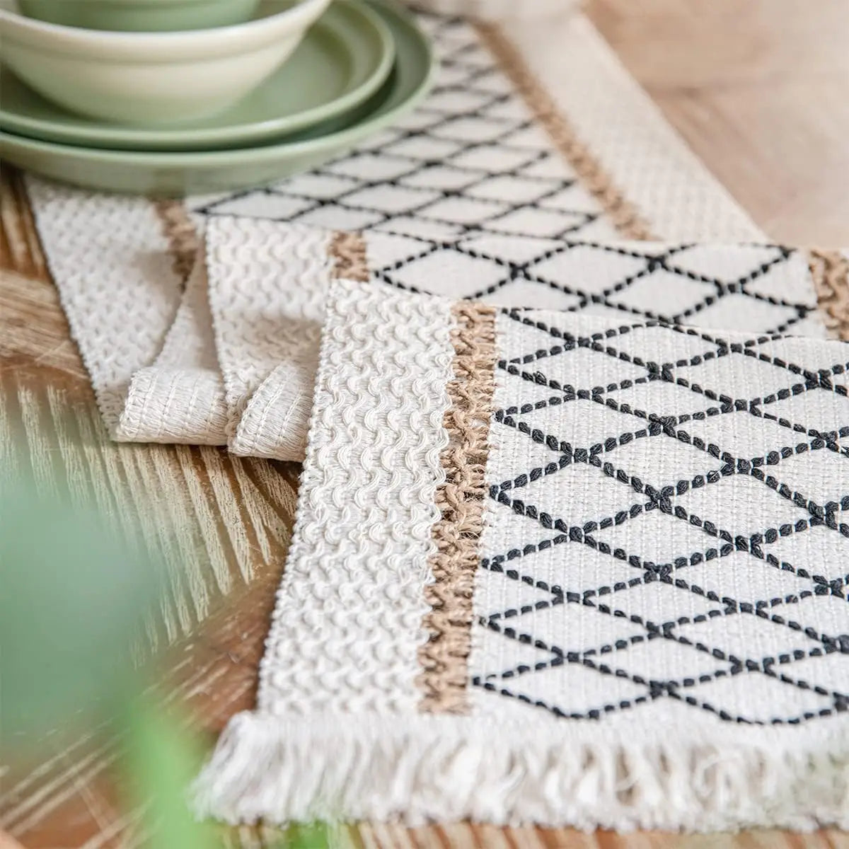 Chemin de table bohème beige motif géométrique pompons - vue 6 sur 7