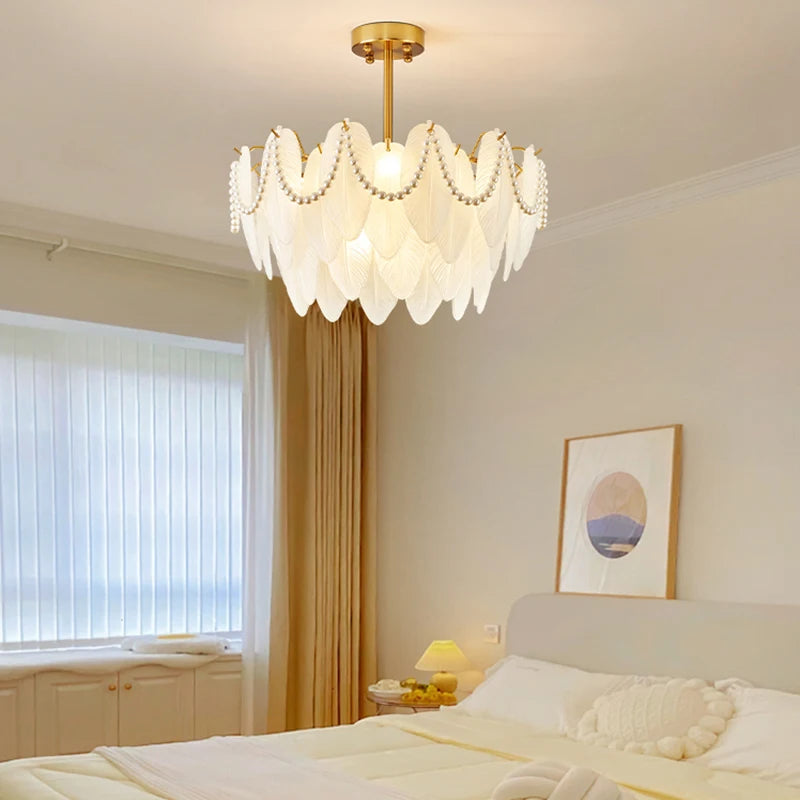 lustre rétro en plumes pour une ambiance romantique et luxueuse - vue 4 sur 11