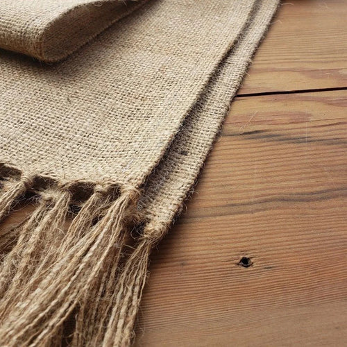 Chemin de table en jute à pompons rustique