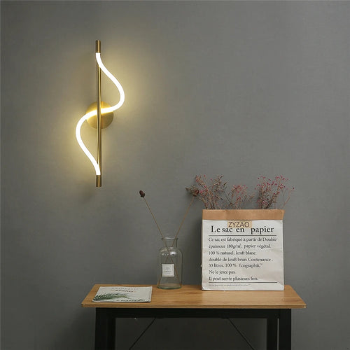 Minimalist acrylic wall light with nordic artistic lines - vue 5 sur 7