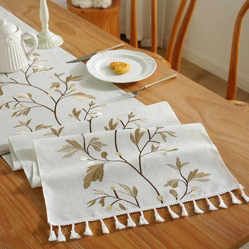 Chemin de table brodé plantes bohème pompons coton - vue 5 sur 5