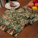 Chemin de table vert jacquard floral pompons campagne