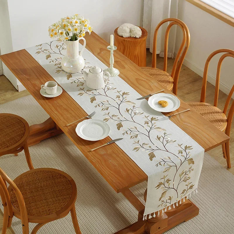 Chemin de table brodé plantes bohème pompons coton - vue 3 sur 5
