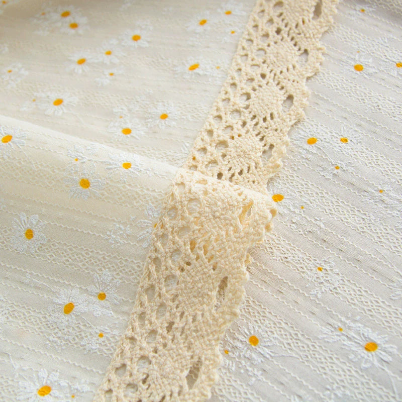 Nappe style champêtre à pompons dentelle motif marguerite