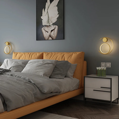 Modern gold metal wall light for a minimalist atmosphere - vue 4 sur 8