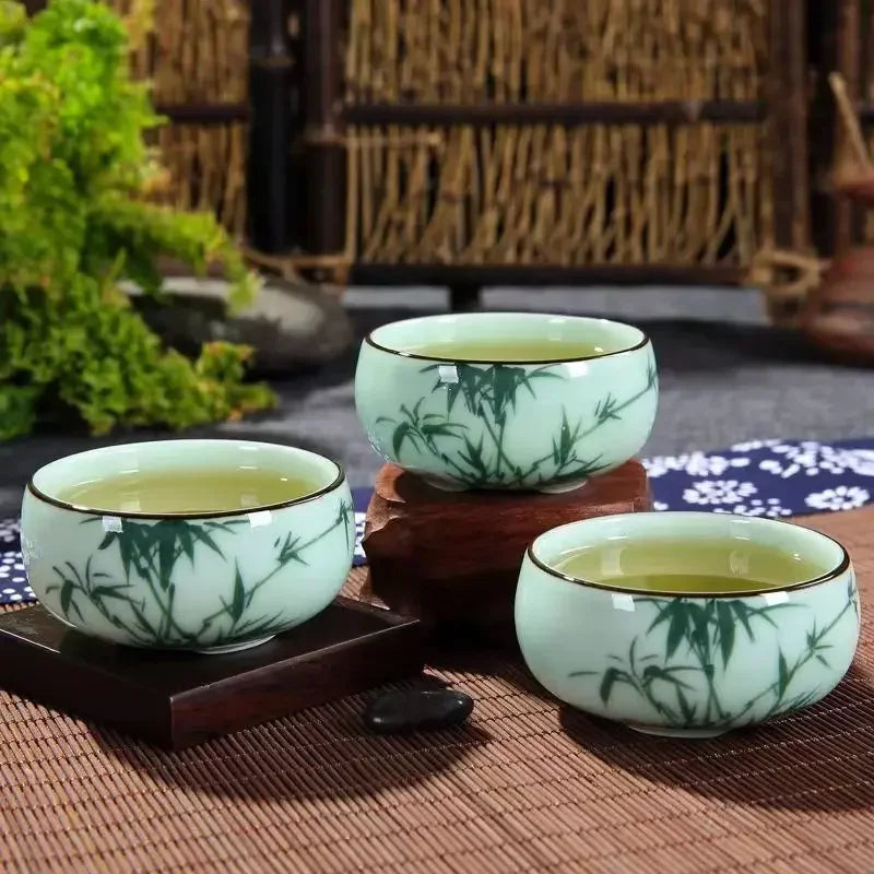 tasse à thé céladon peinte à la main avec lotus et carpe - vue 4 sur 9