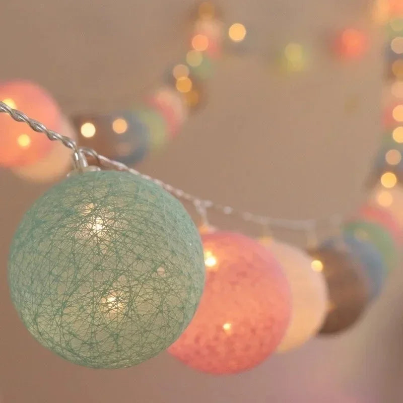 guirlande lumineuse led en boules de coton pour décorations festives - vue 5 sur 16