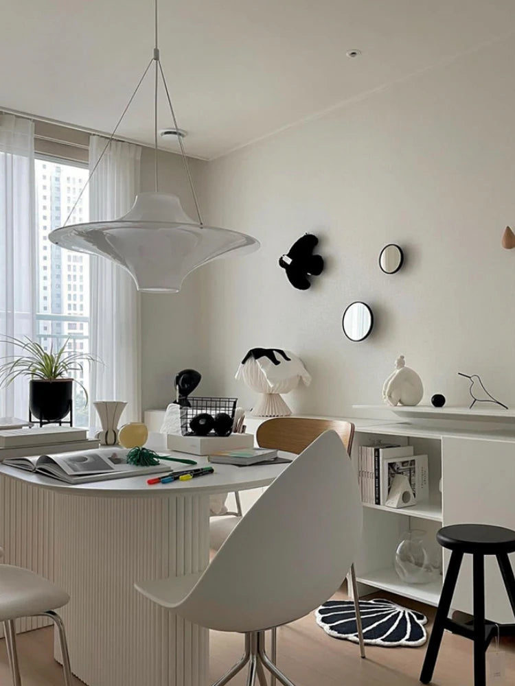 suspension acrylique style minimaliste forme ovni pour divers espaces