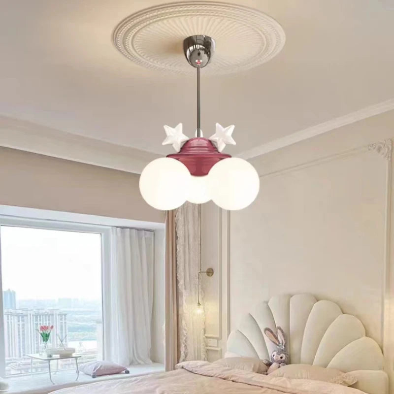 lustre romantique pour chambre d'enfant décor princesse en verre