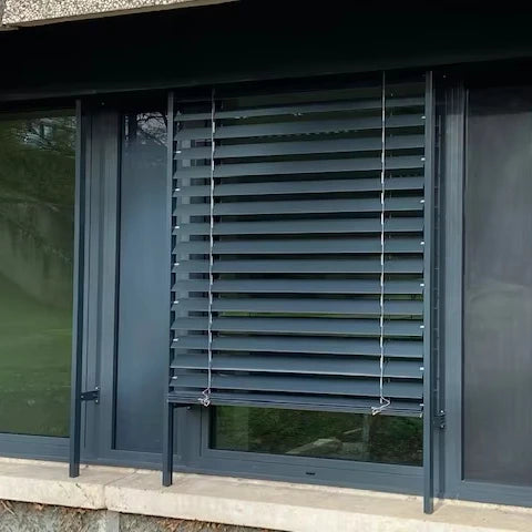 Store exterieur motorise sur mesure fenetre de toit - vue 4 sur 6