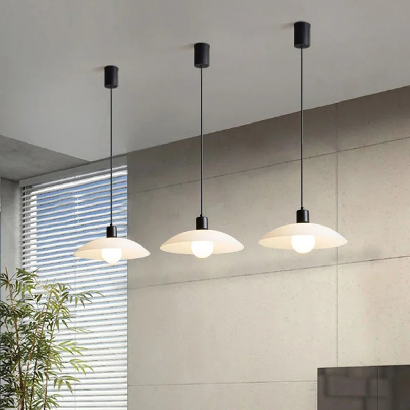 Modern minimalist LED pendant light for decorative lighting - vue 3 sur 9