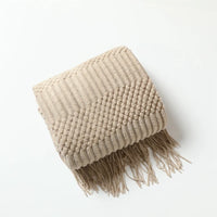 Plaid tricot doux avec pompons style cosy salon