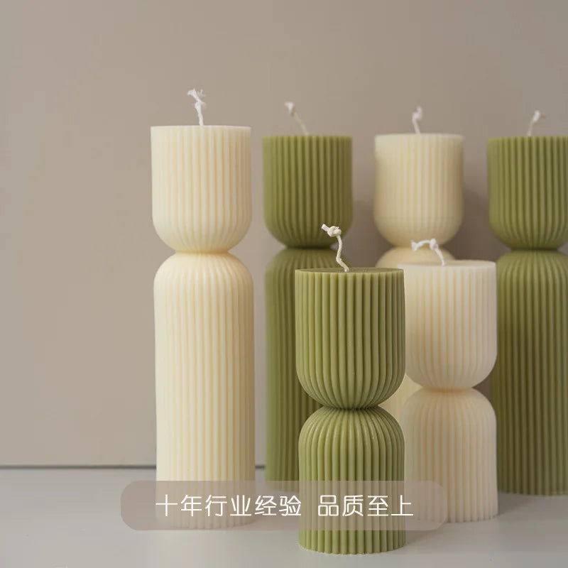 bougies parfumées artisanales avec colonnes rayées et carillons éoliens - vue 3 sur 9