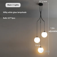 lustre nordique avec lampes de boule en verre laiteux suspendues