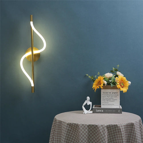 Minimalist acrylic wall light with nordic artistic lines - vue 3 sur 7