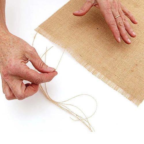 Chemin de table en jute à pompons rustique