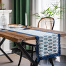Chemin de table bleu marine dentelle motif porcelaine