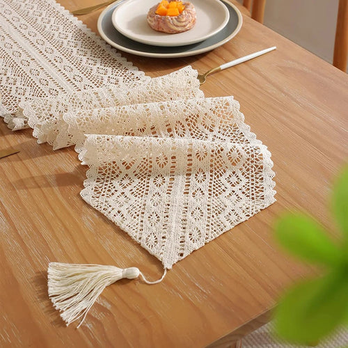 Chemin de table dentelle crochet boheme beige pompons