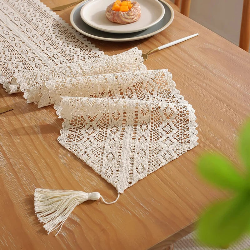 Chemin de table dentelle crochet beige bohème pompons - vue 4 sur 6