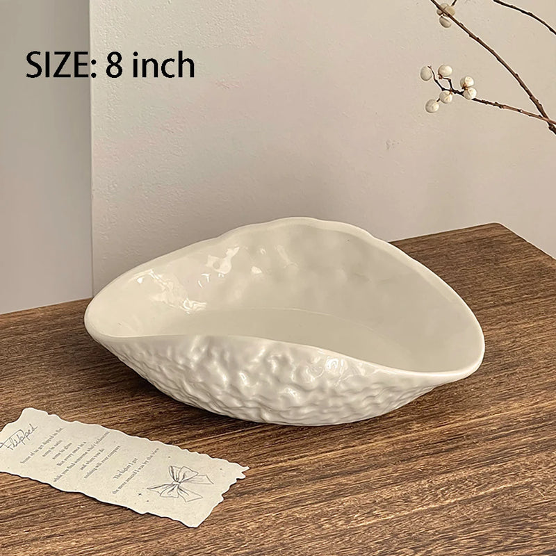 Assiette céramique texturée forme irrégulière ondulée style artisanal