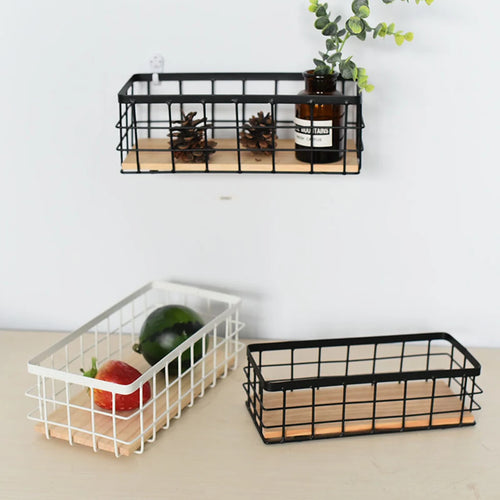 panier de rangement suspendu en métal et bois pour cosmétiques - vue 3 sur 7