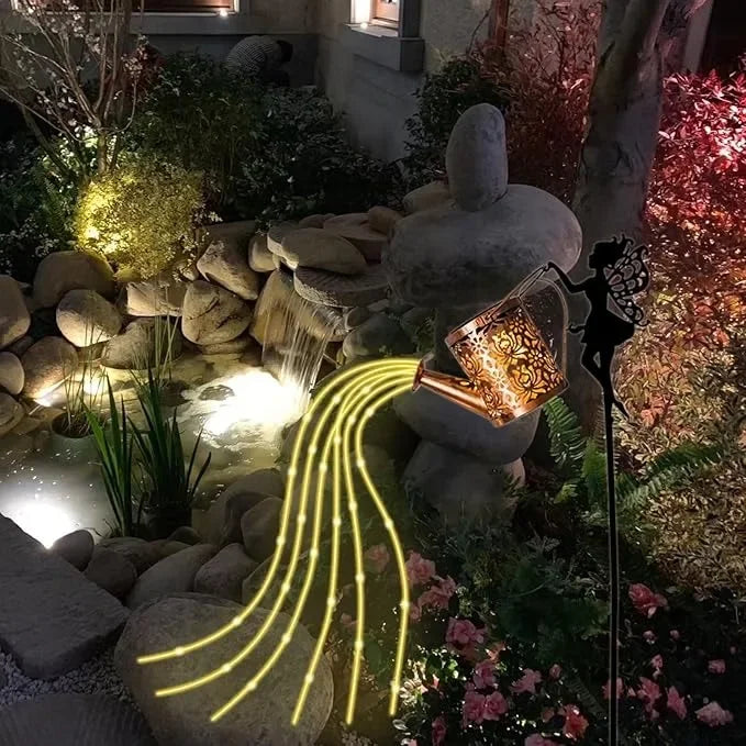 décoration de jardin fées avec arrosoir et lanternes solaires