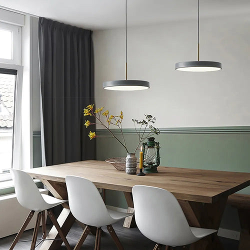 Minimalist metal pendant light from northern Europe - vue 4 sur 10